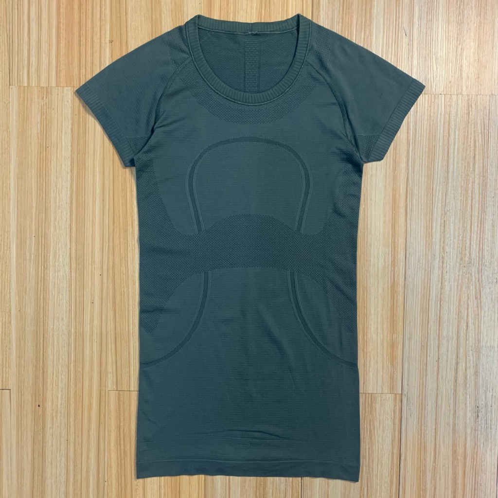 T-shirt LULULEMON LUXURY For Women Cantik bgt Mewan Elegan LIKE NEW (S)
