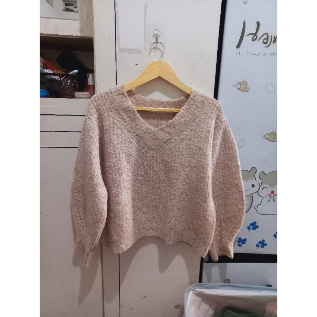 Sweater bulu cream lengan balon