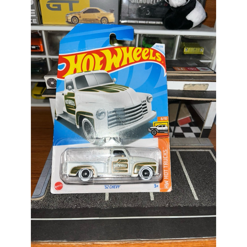 Hotwheels ‘52 chevy warna putih, card jelek/rusak