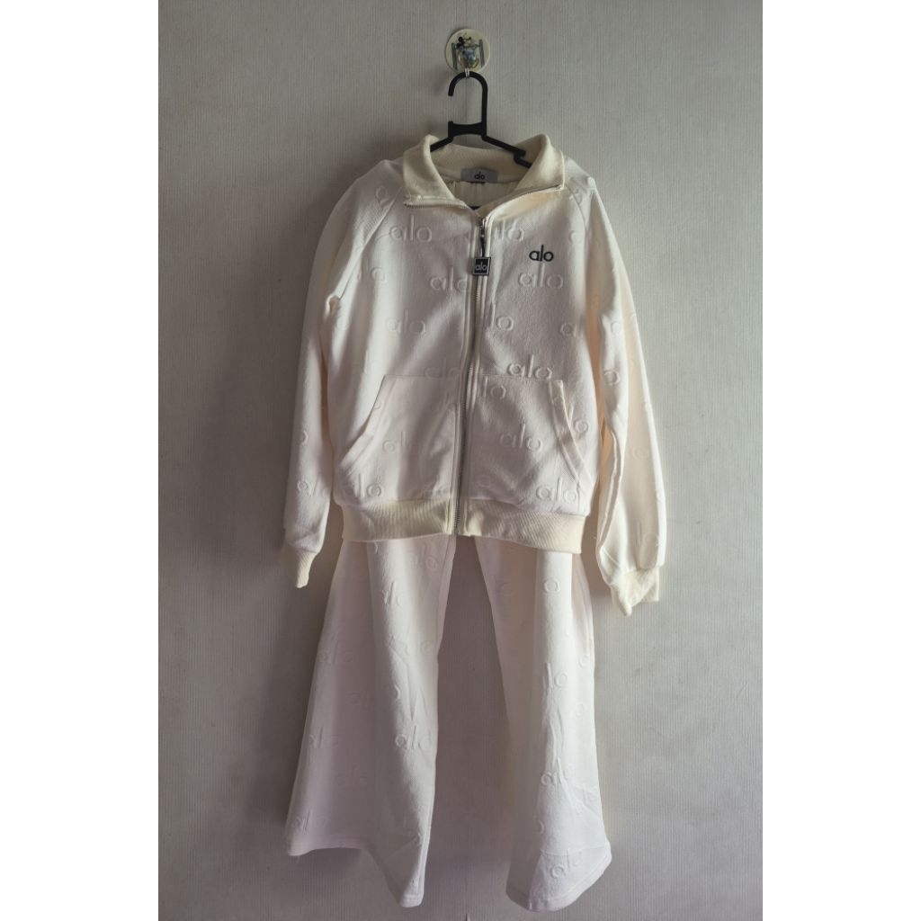One Set Wanita Emboss  Alo - Zip Jacket & Flare Pants Cream