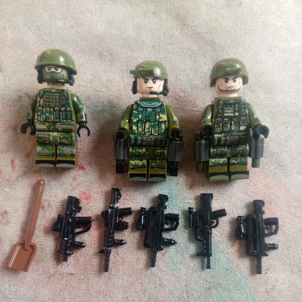 Tiga Minifigure Lego Tentara Coklat Lengkap