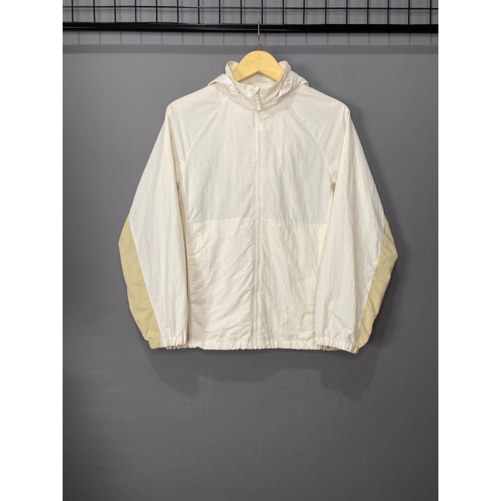 UNIQLO UV PROTECTION POKETABLE JAKET WATEREPELLENCY