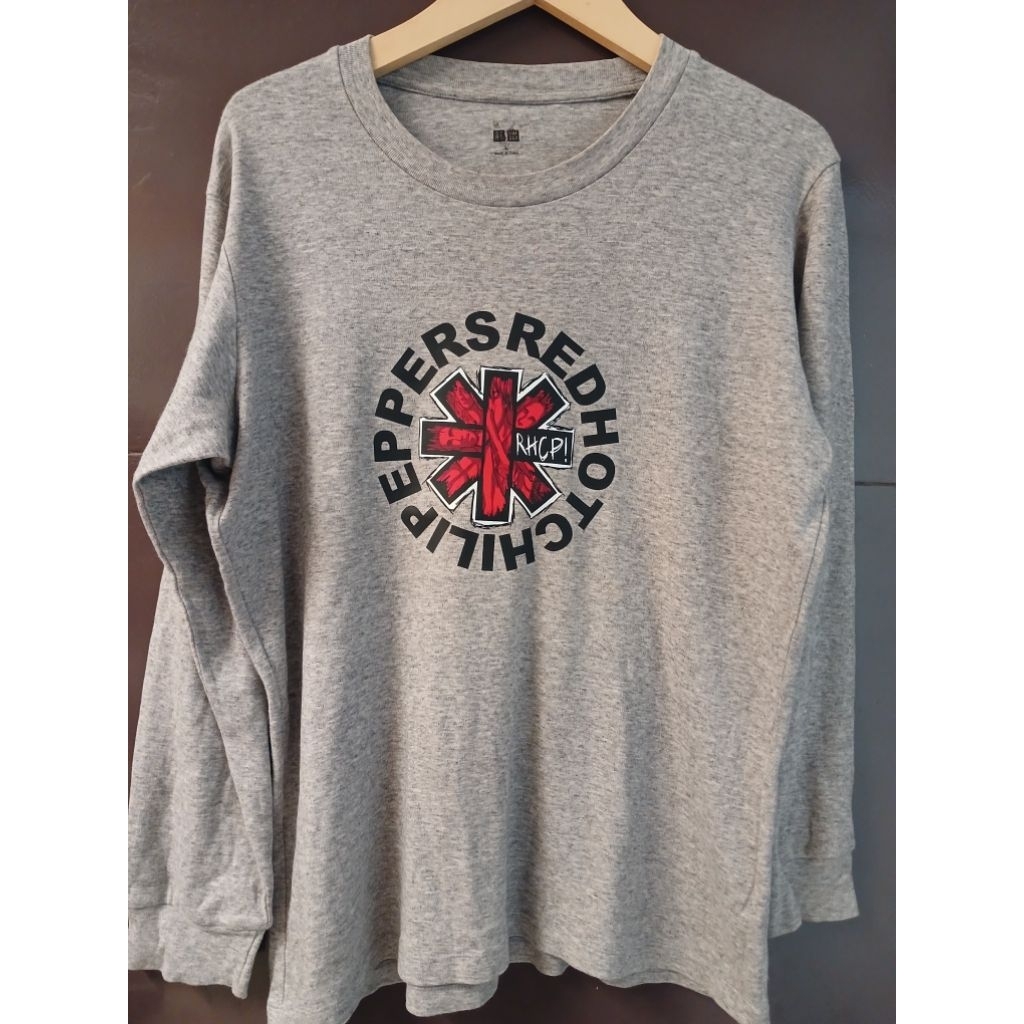 kaos abu lengan panjang RhcP UNIQLO