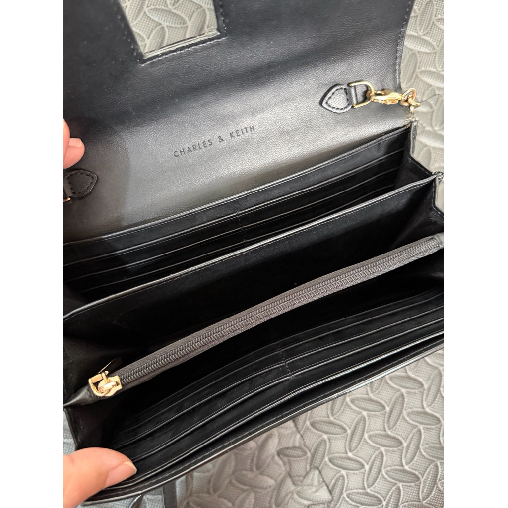 LEMARIAKOE PRELOVED CHARLES AND KEITH WALLET DOMPET BISA JADI TAS JUGA SLINGBAG ORIGINAL