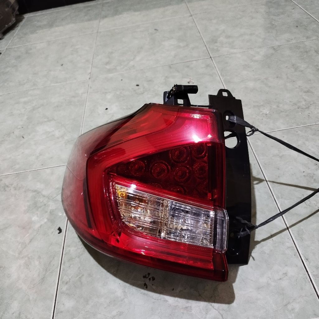 Stoplamp Lampu Belakang Suzuki Ertiga/XL 7 Kiri Original
