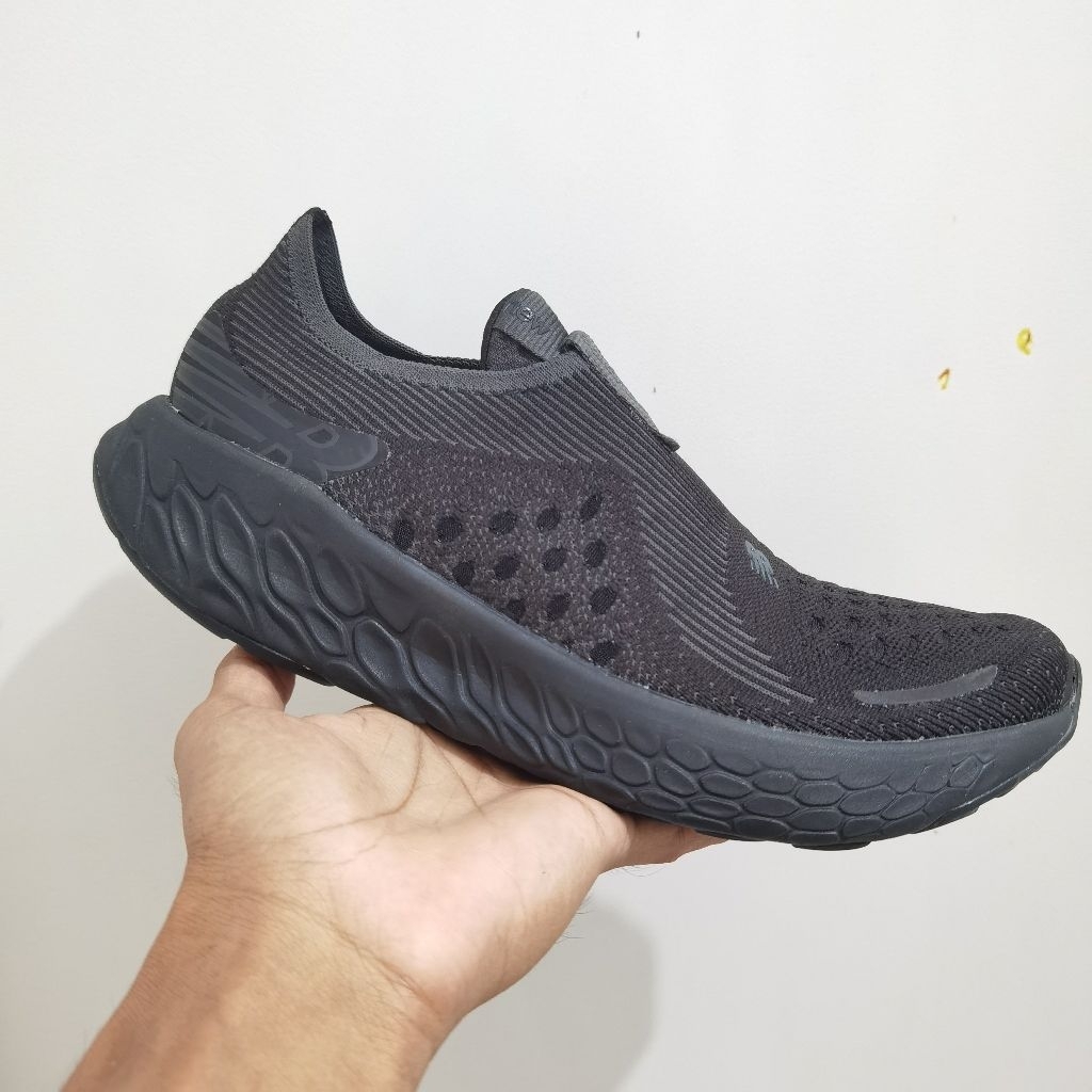 sepatu lari slip on fresh foam x 1080 unlaced hitam running black