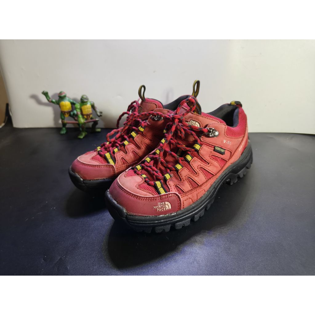 sepatu gunung tnf merah second size 38