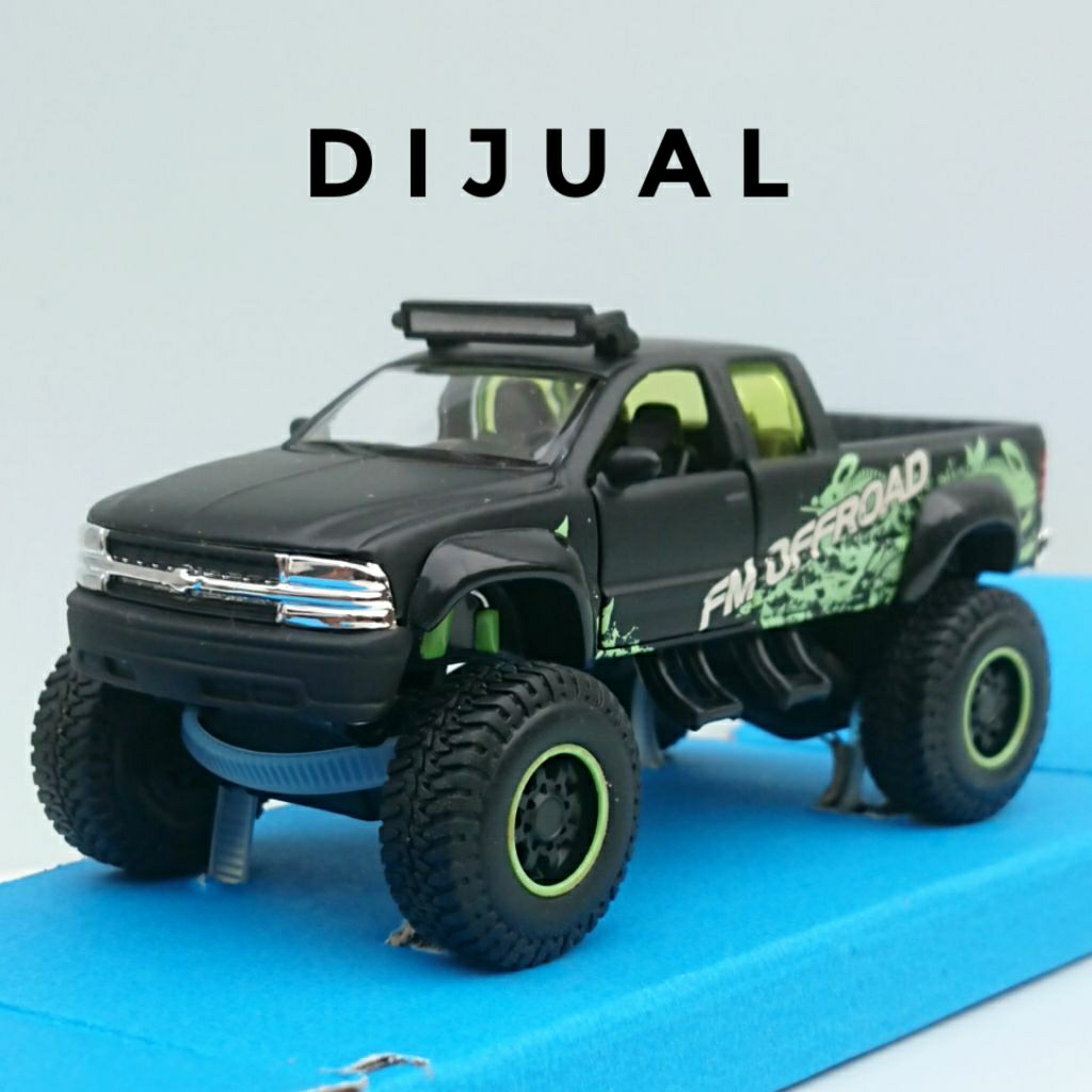Maisto Fresh Metal 4x4 Rebels 1/36. Chevrolet Silverado