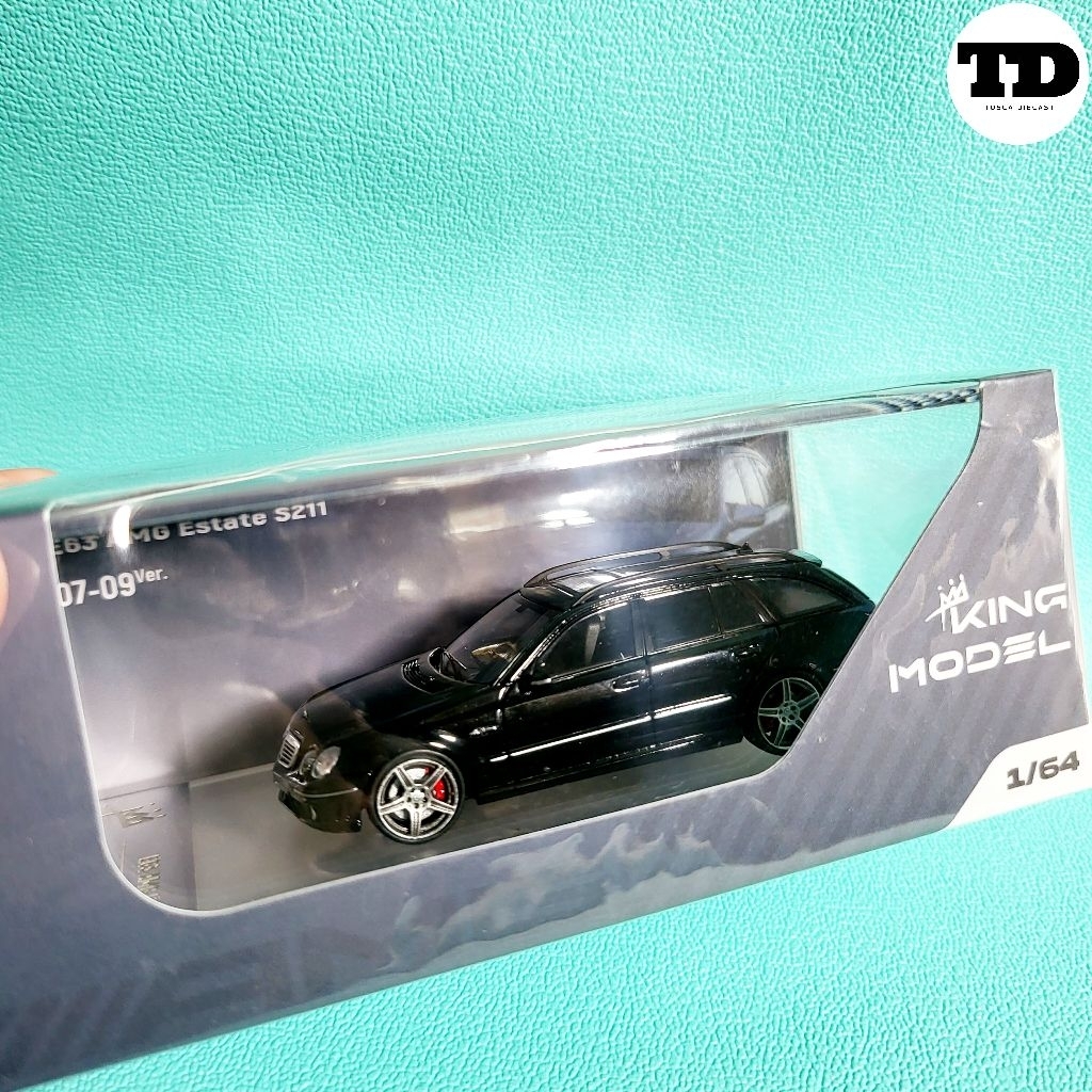 Diecast 1:64 King Model Travel Version W211 Black