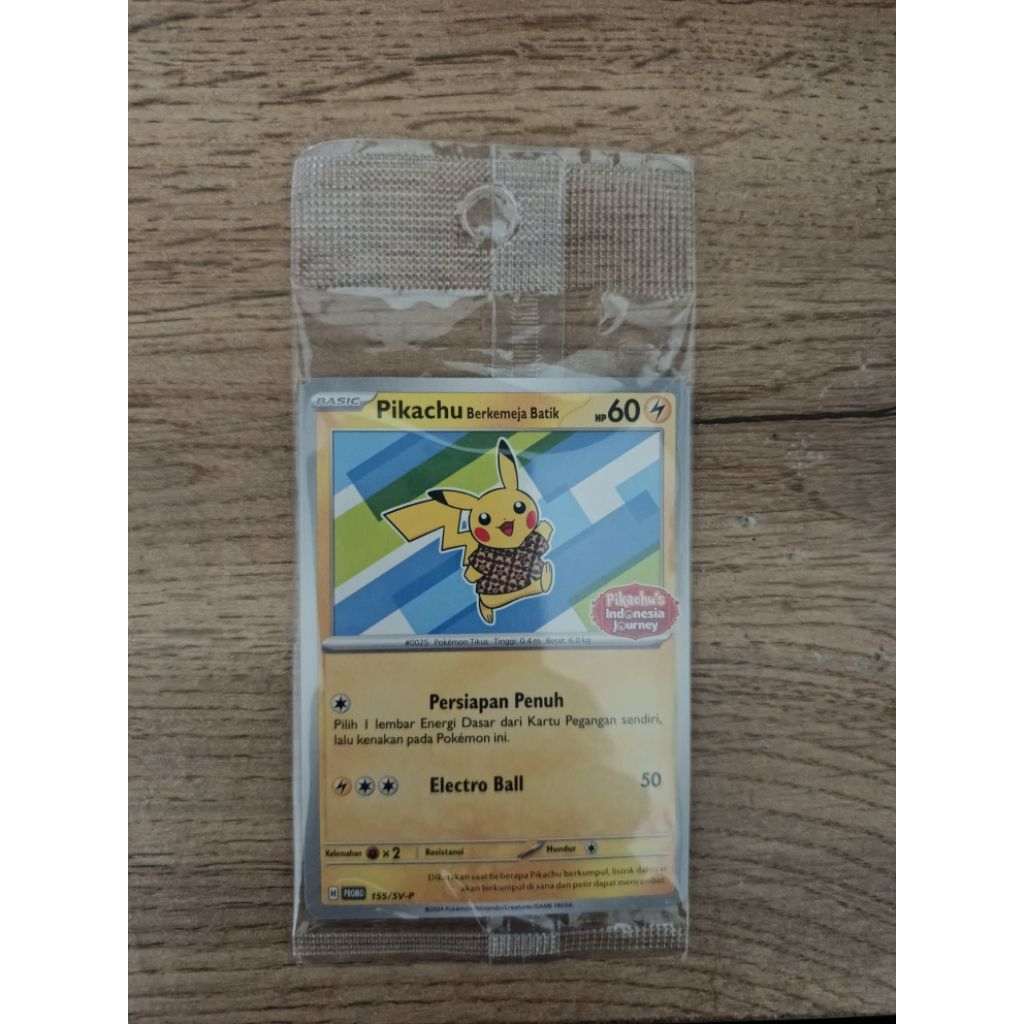 Kartu pokemon Pikachu berkemeja batik