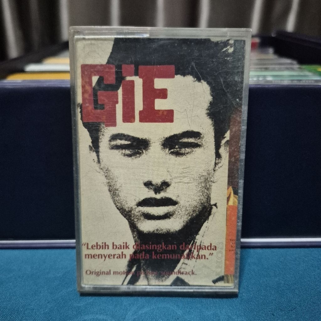 kaset pita soundtrack gie - lebih baik diasingkan daripada menyerah pada kemunafikan