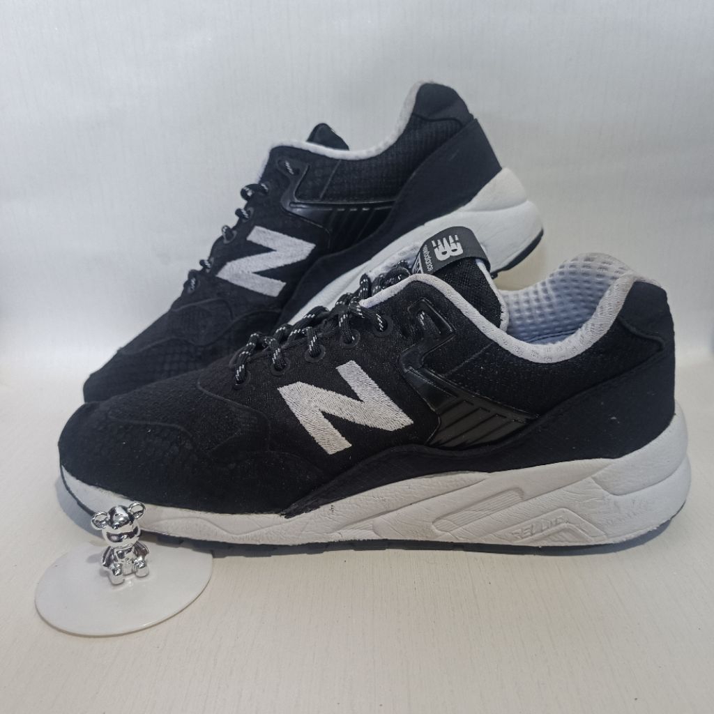 New Balance 580 dalam varian warna hitam.