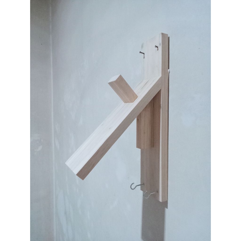 rak helm dinding dari kayu