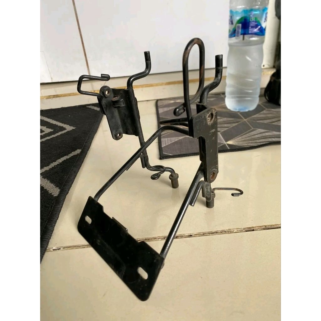 BREKET PANGKON LAMPU DEPAN MEGAPRO