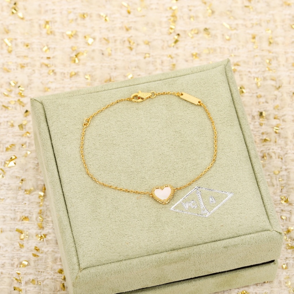 Van Cleef&Arpels heart-shaped bracelet