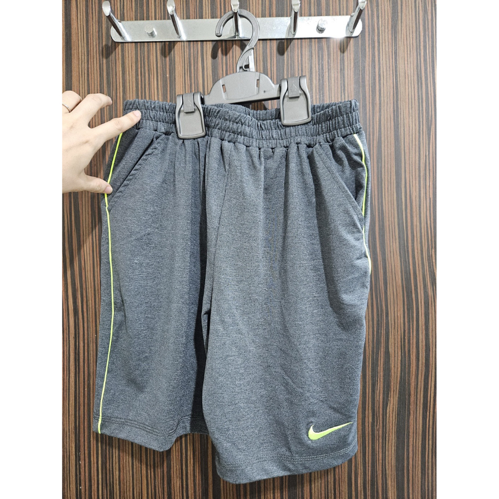 PRELOVED SECOND PRIBADI UNISEX NIKE DRI - FIT SIZE M WOMAN CELANA PENDEK OLAH RAGA SPORTS SHORT PANT