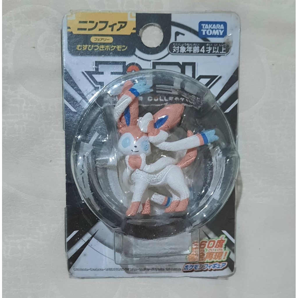 Moncolle Pokemon figure Sylveon merek takara tomy