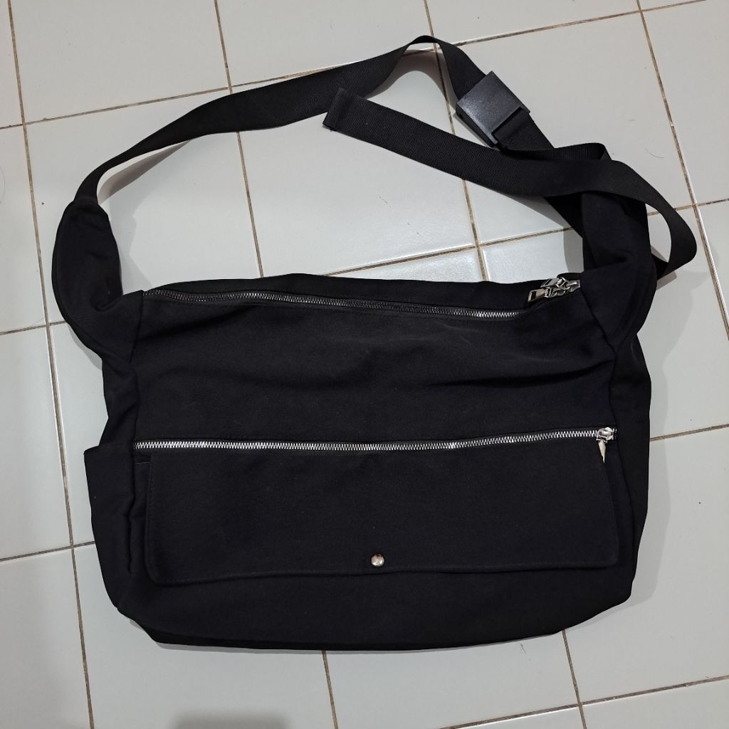(PRELOVED) Tas Messenger Bag Cargo Oversized Sling Bag Hitam Besar Gorpcore Techwear City Boy Kanvas