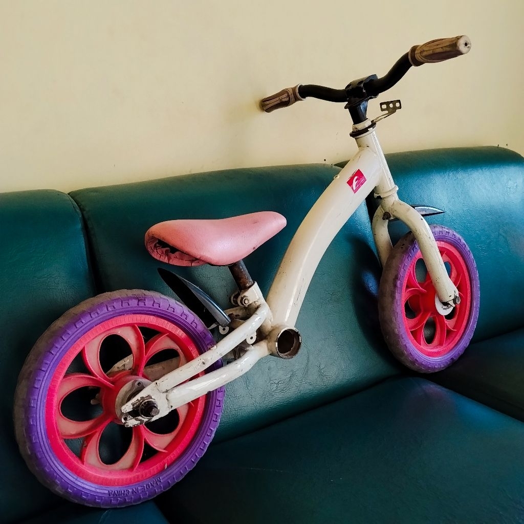 Sepeda anak uk 12 Push Bike kondisi Second baik,untuk si kecil yang suka belajar bergowes ria.