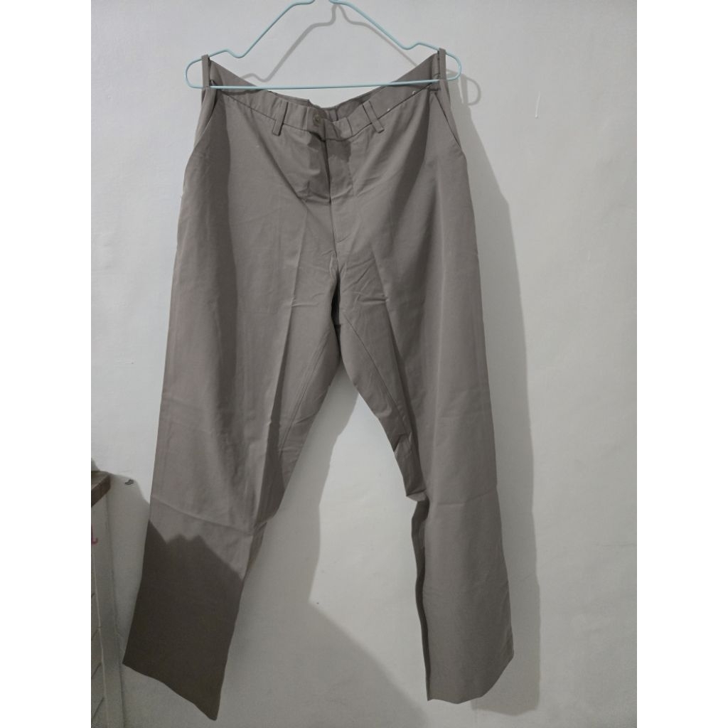 (Preloved) Celana Kantor Airism Uniqlo Beige