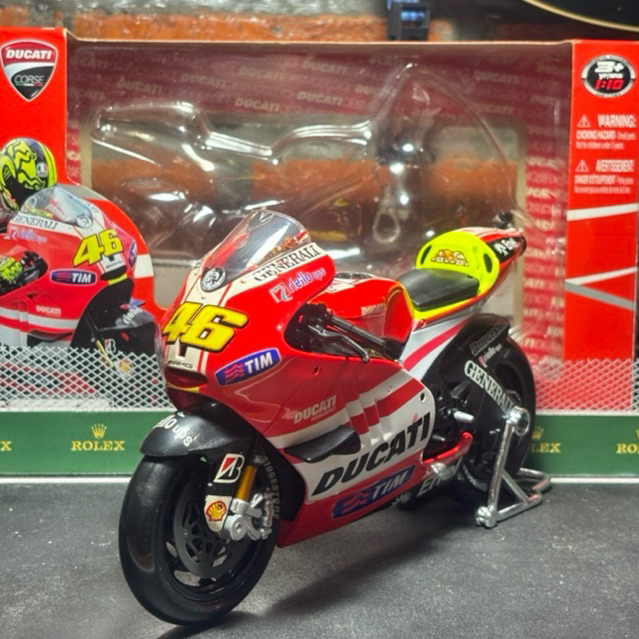 Maisto MotoGP Ducati Desmosedici - Valentino Rossi #46 2011 1:10