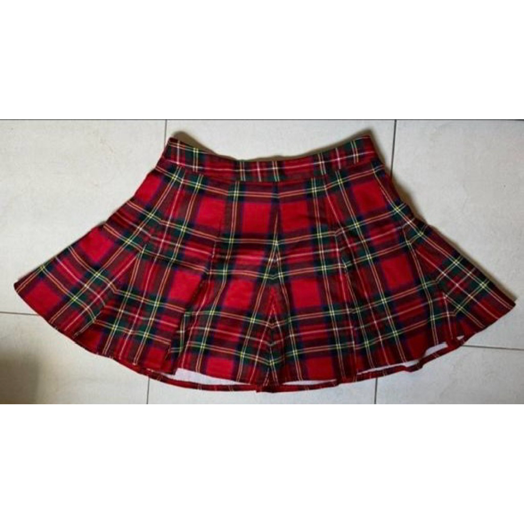 rok merah kotak”