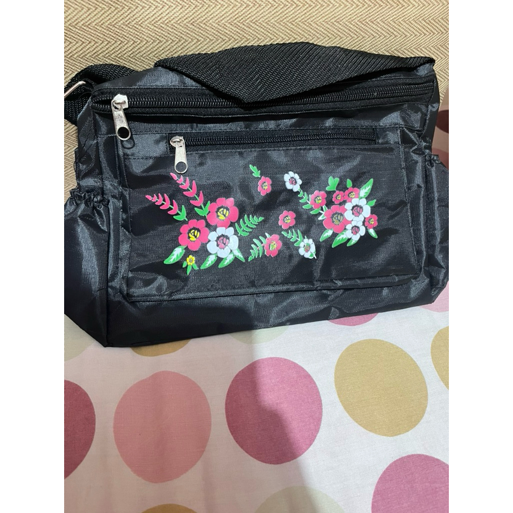 tas slempang wanita hitam