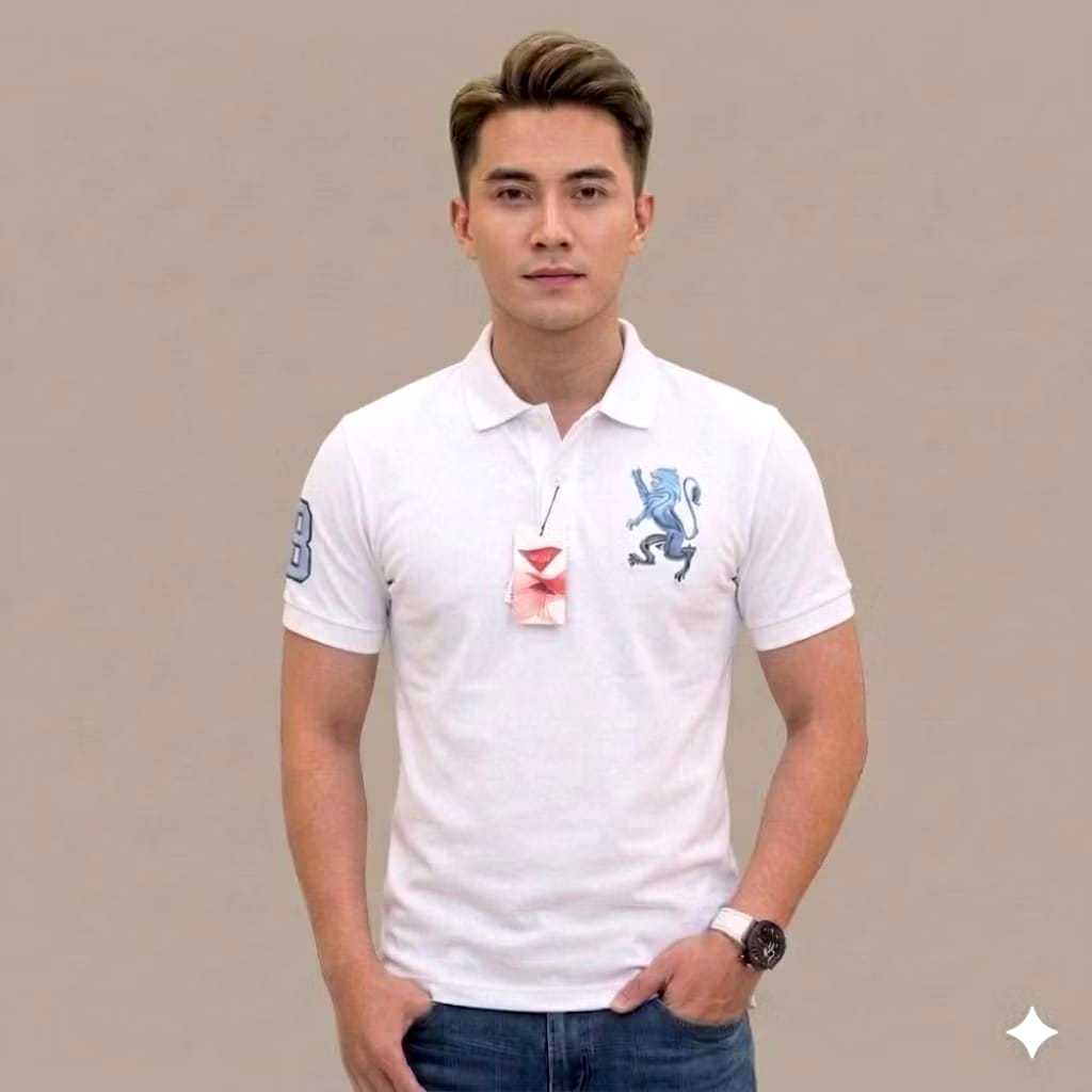 Kaos Polo Pria Putih Motif Singa Biru Lengan Kanan Angka 8 Desain Sporty