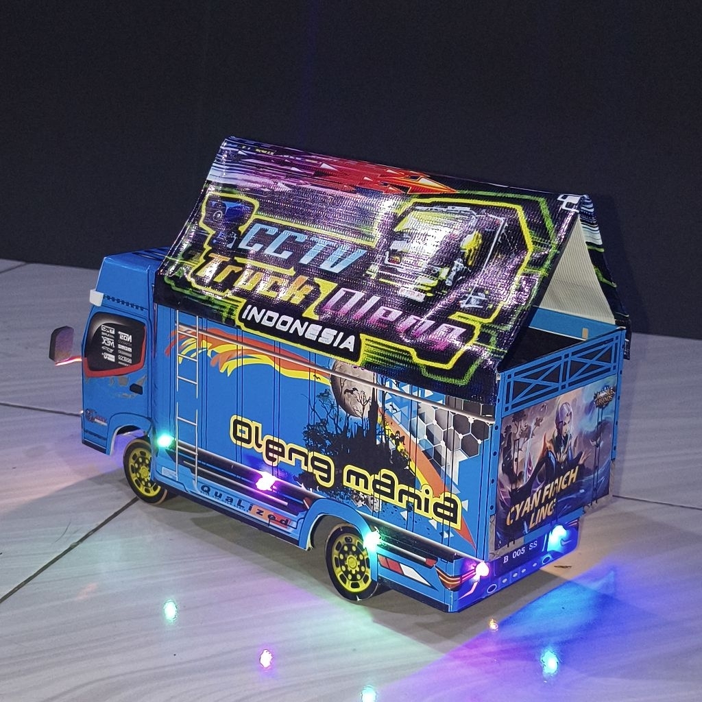 Miniatur Truck Oleng Mitsubishi Fuso Brewog Audio LEDTanduk Terpal Spion | Pajangan Truk Oleng Indon