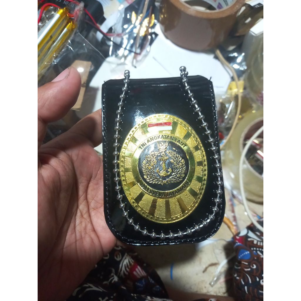 dompet kalung KTA keluarga besar TNI AL logo bahan kuningan mengkilap