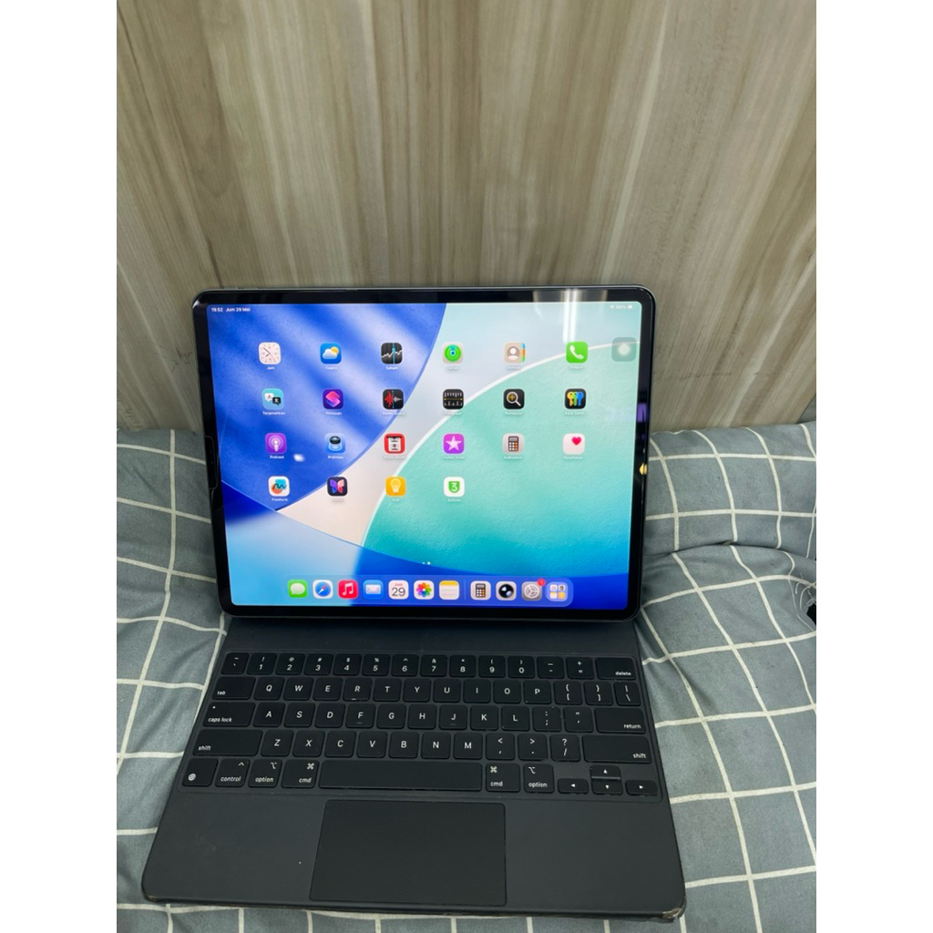 (paket lengkap murah) IPAD PRO (2020) 12.9" 128GB include magic keyboard Original ex resmi ibox (use