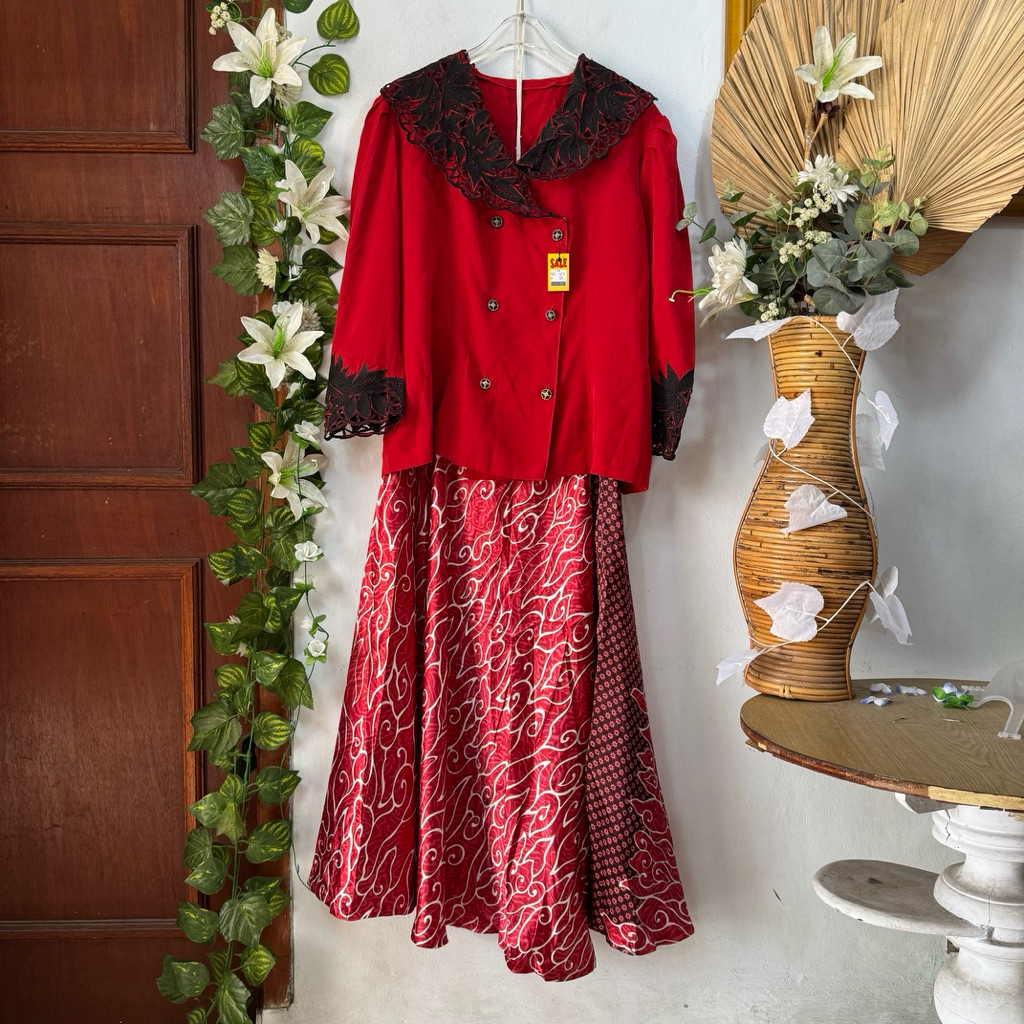 Set Blouse Merah rok Batik