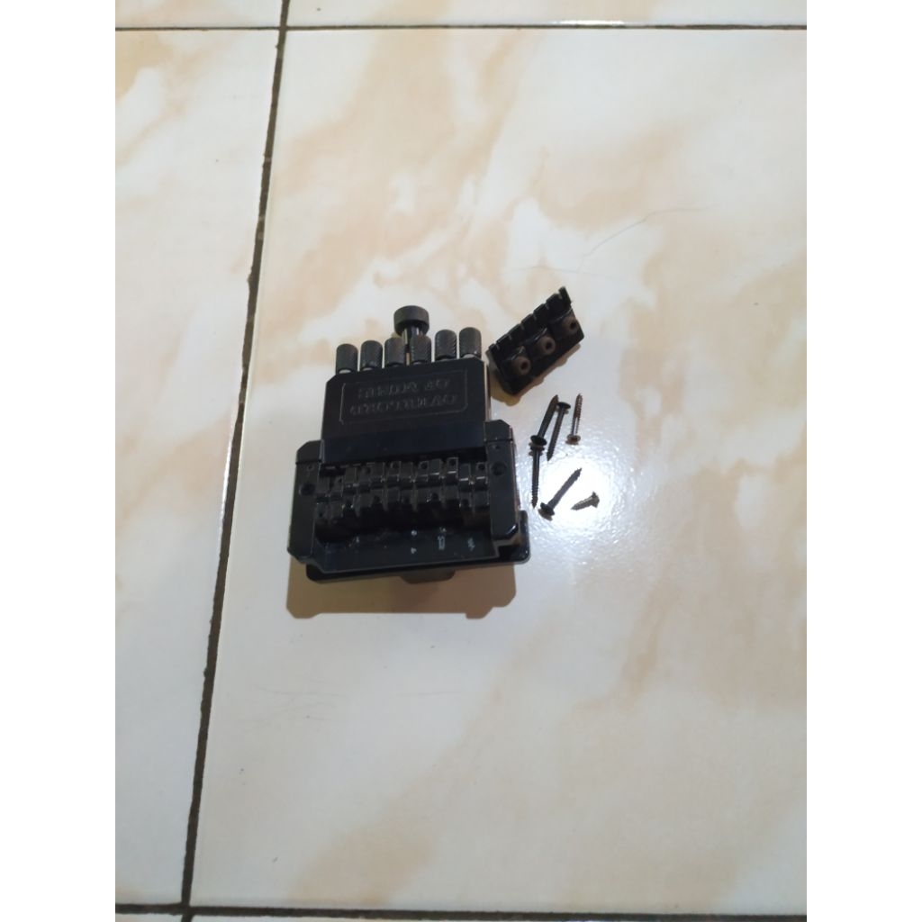 Tremolo Bridge Gitar Headless Merk Overlord Of Music Ori Copotan Gitar Diesel