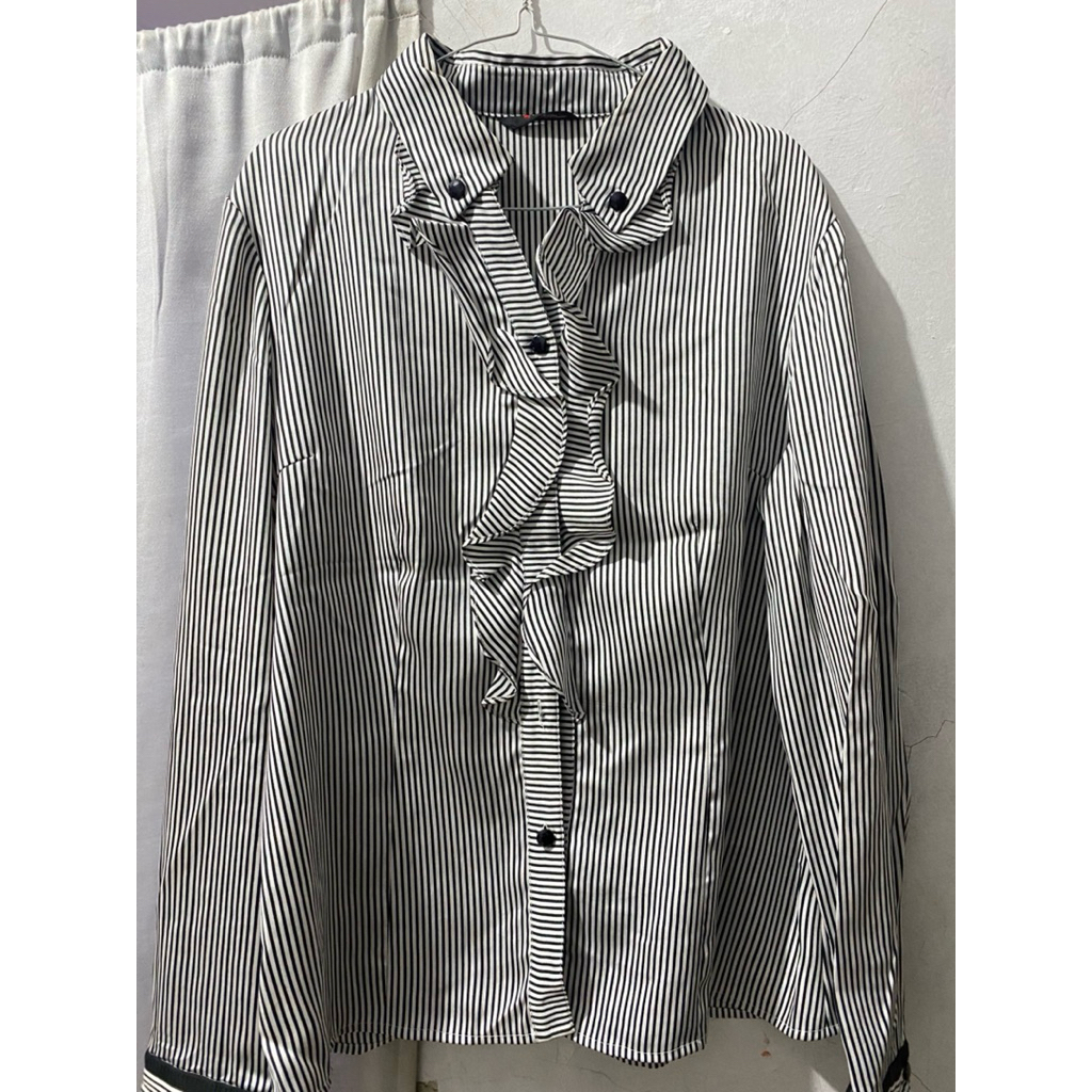 Preloved kemeja stripe unik merk zishen