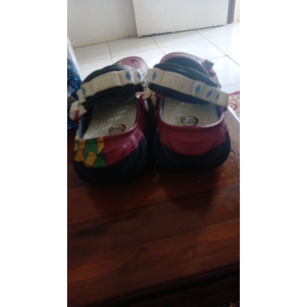 sandal crocs giyu