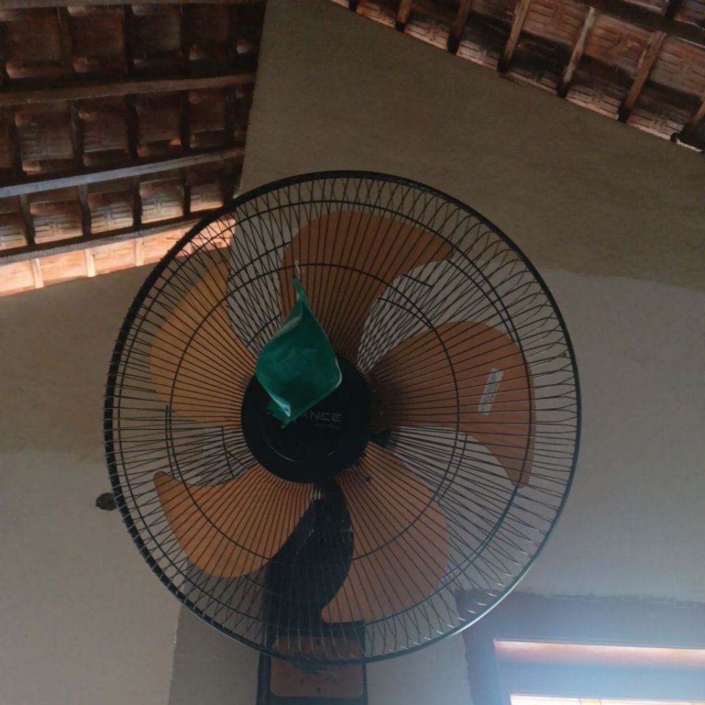 kipas angin dinding tempel