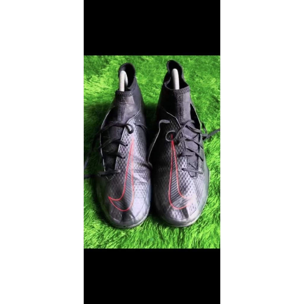 sepatu bola bekas