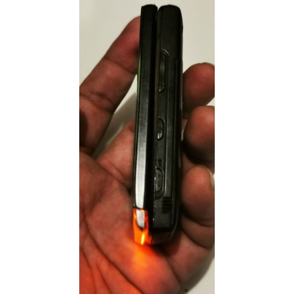 Sony Ericsson W980 8gb flip phone