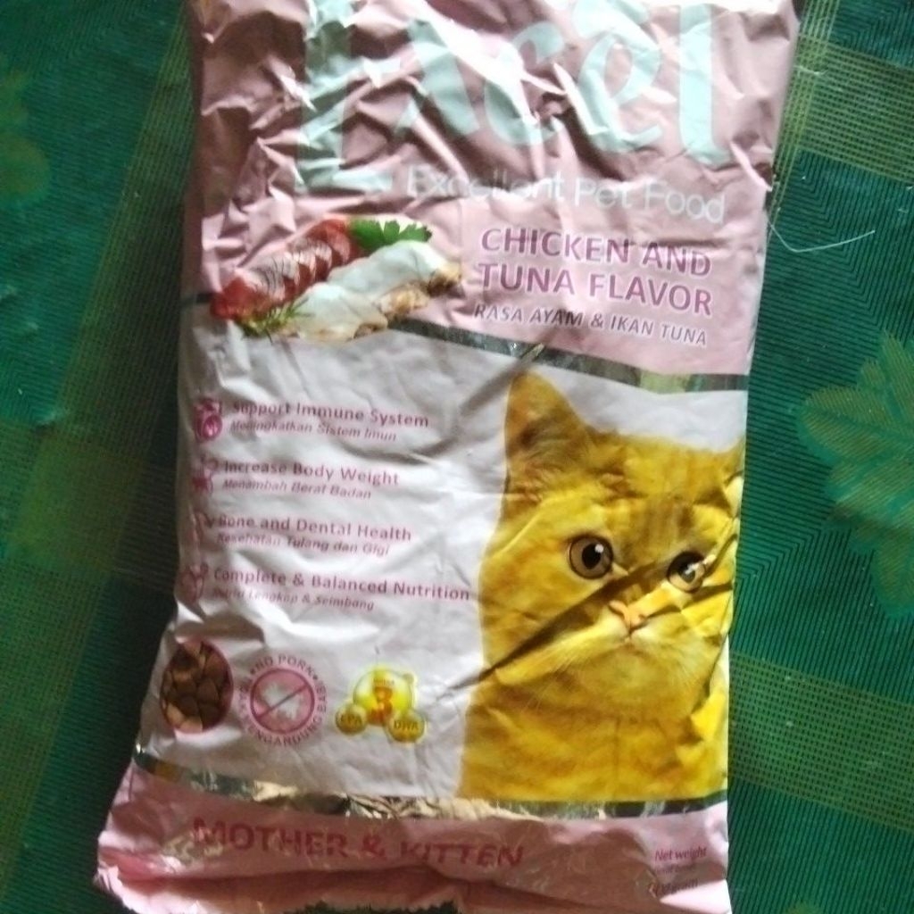 Makanan kucing EXSEL RASA AYAM & IKAN TUNA