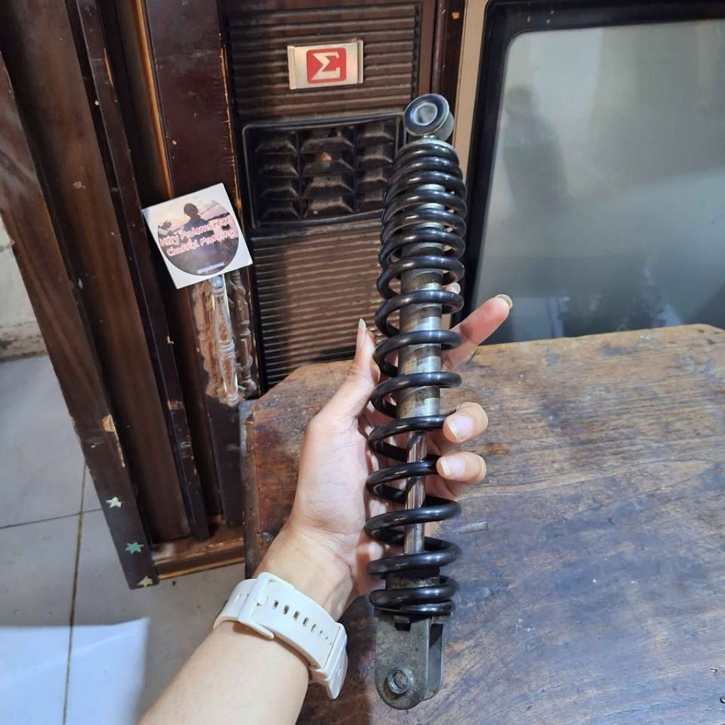 SOK MONTOR MIO M3 SEKEN WARNA HITAM ASLI ORI COPOTAN MURAH. SHOCK ABSORBER PEGAS KOIL SPRING COIL MO