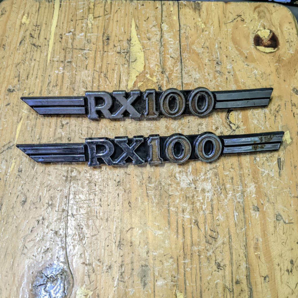 embelem Box aki yamaha Rx100 dan emblem tengki Yamaha rx100 bekas copotan