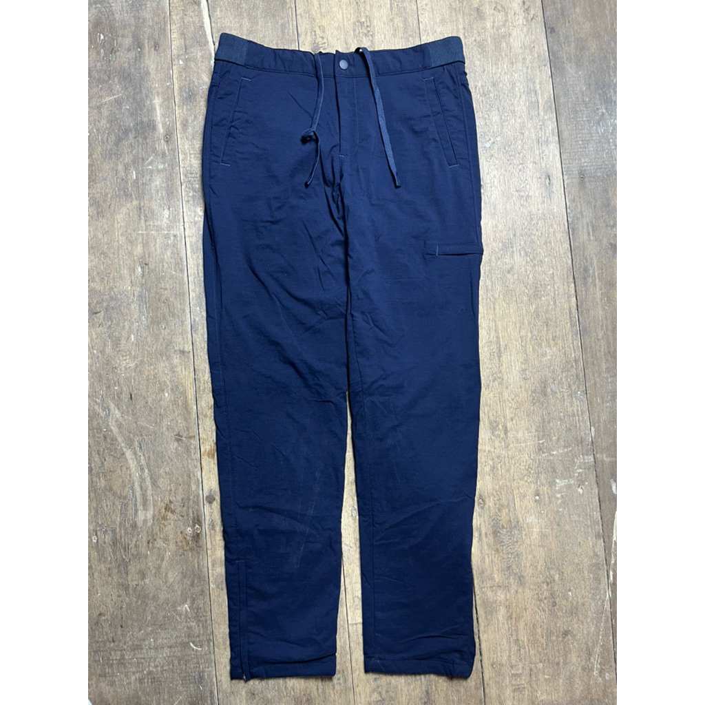 celana UNIQLO Windproof Warm Easy Pants.