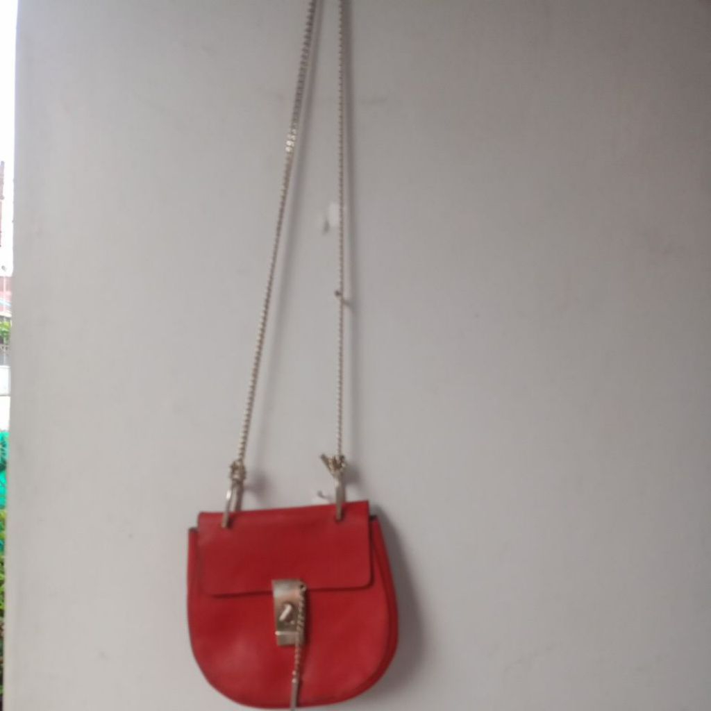 Preloved tas sling kecil tali rantai ukuran panjang 20 cm tinggi 20 cm kulit asli