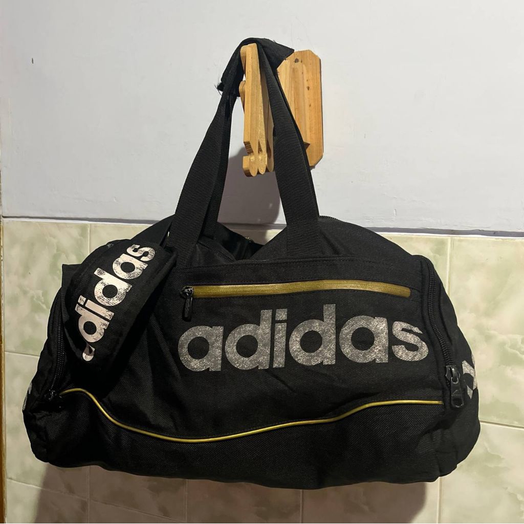 Tas Olahraga Adidas | Bisa buat Traveling | Tas minggat preloved Bekas pribadi Second