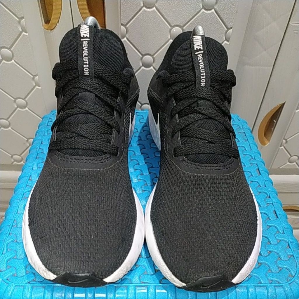 Sepatu Second Nike Revolution Size 40,5 Insole 25,5 cm