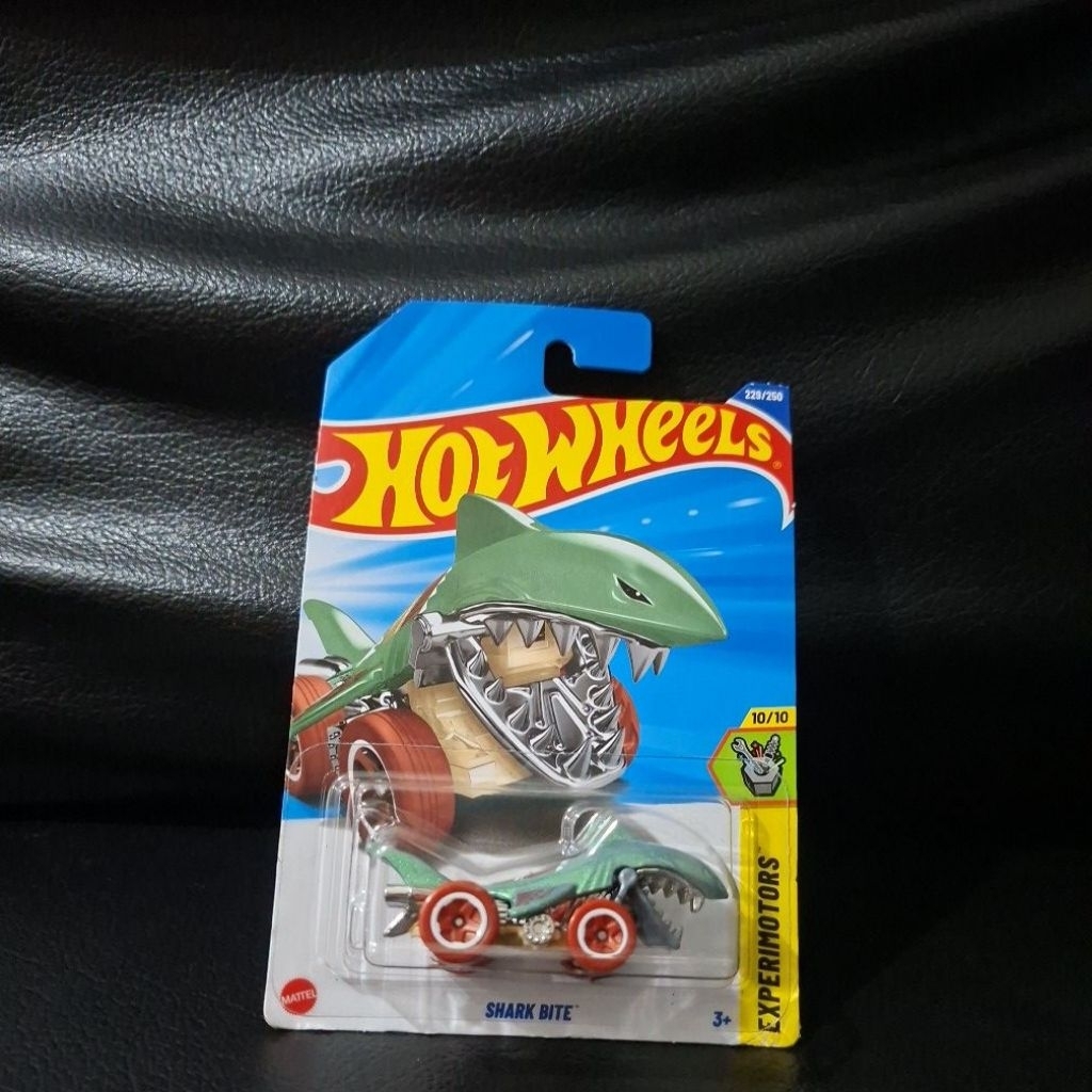 HOTWHEELS SHARK BITE(With silver flame)