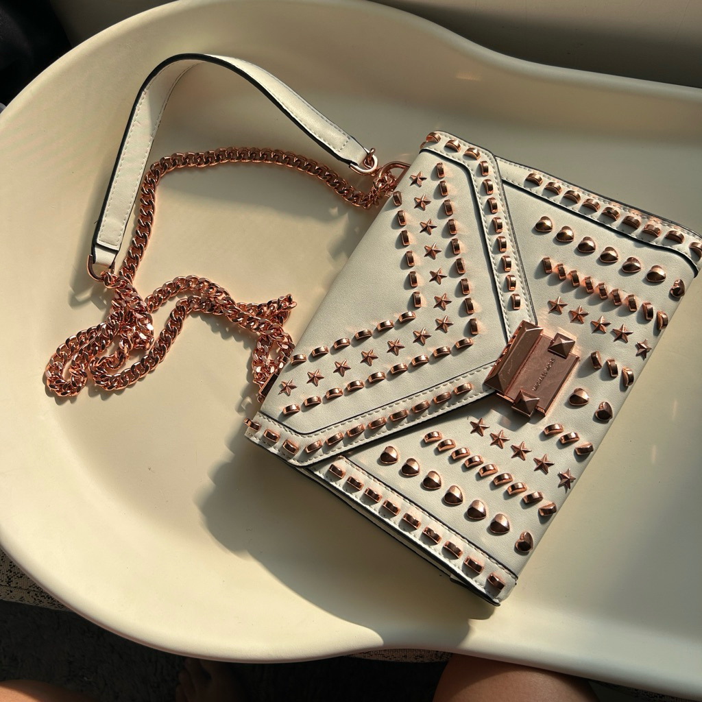 MK Whitney studded shoulder bag white rose gold tas