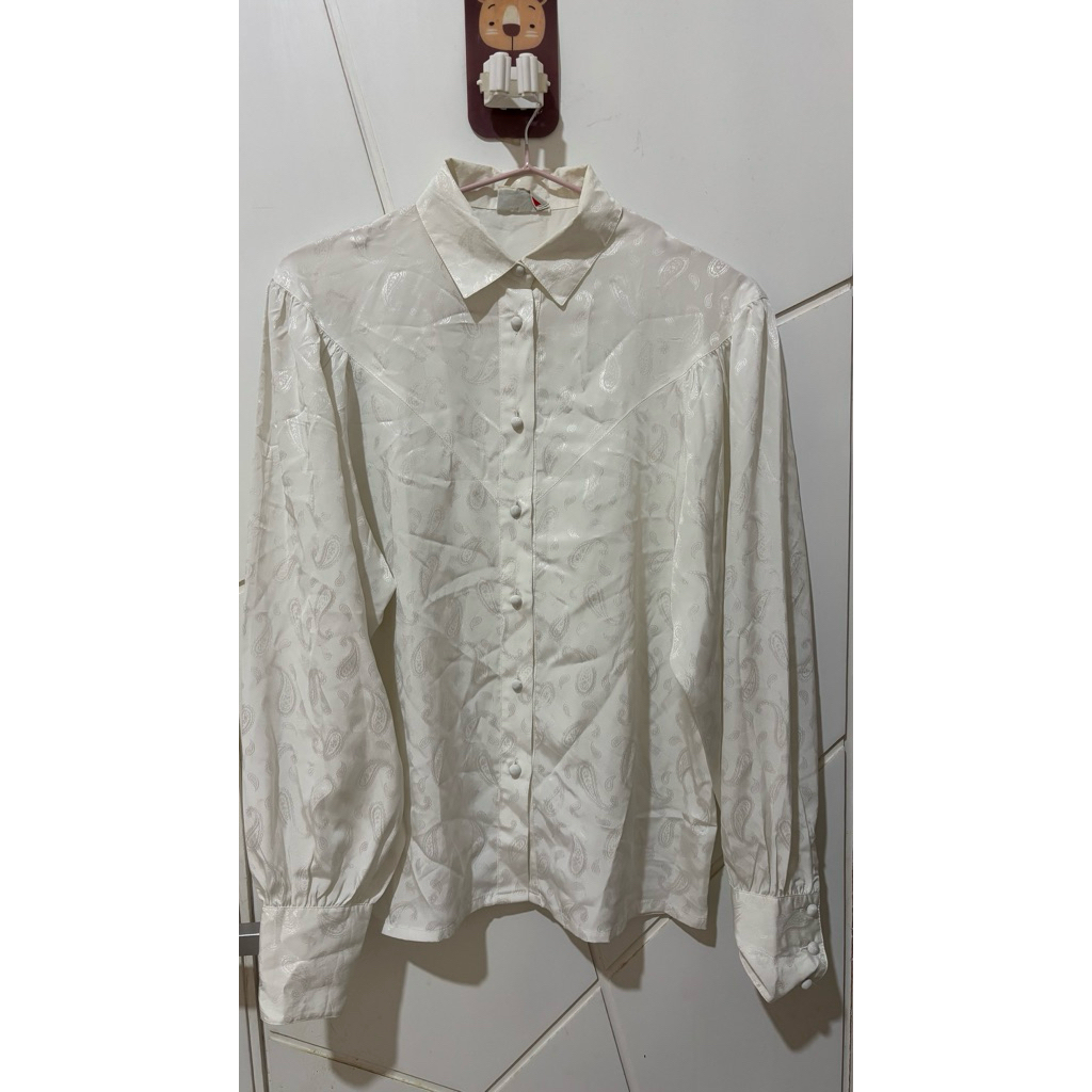 kemeja satin putih vintage