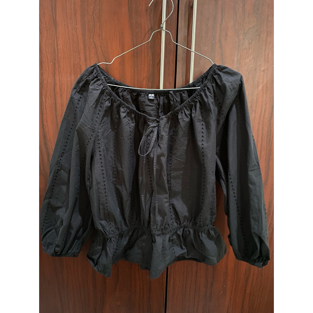 Preloved Blouse Hitam Uniqlo