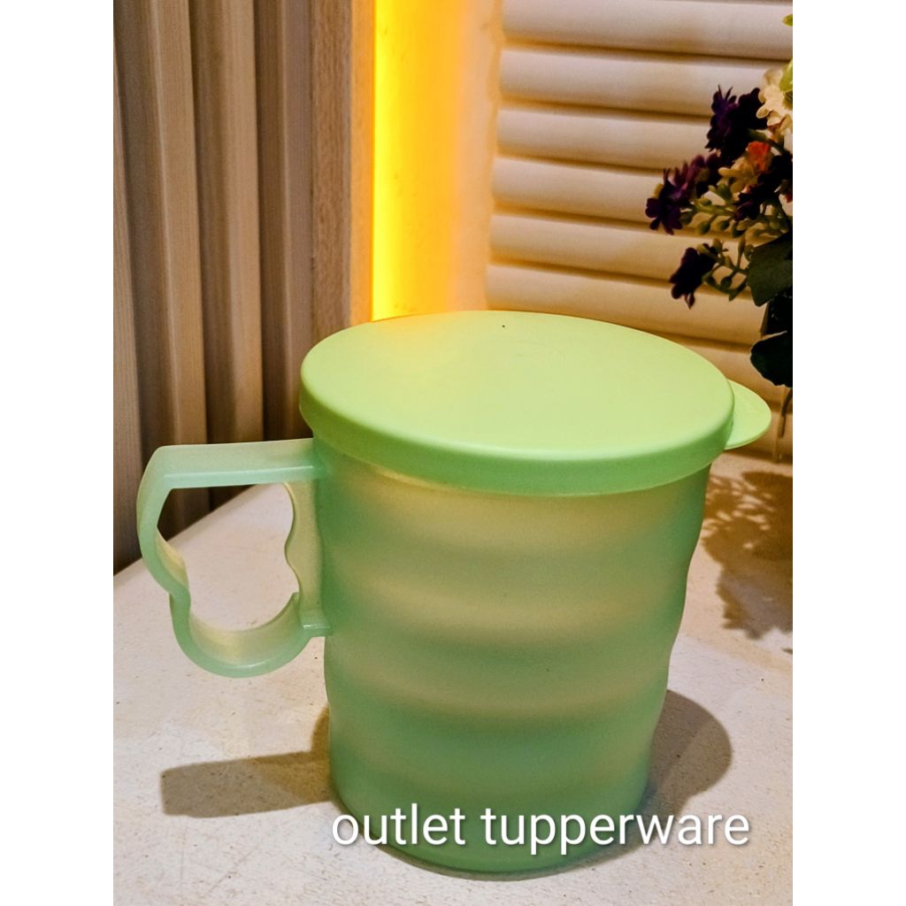 Tupperware cresend mug dilengkapi tutup kedap udara